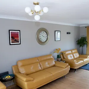 Pass The Keys Amazing 4 Bedroom Property- Hot Tub & Sea Views Scarborough
